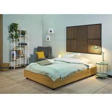 Helles Schlafzimmer mit Bett, Nachttisch, Lampe, Regal und Sessel