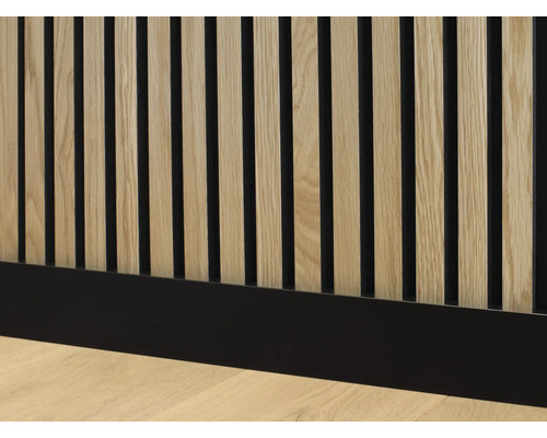 Produktbild 2 (groß) Holzpaneelwand mit schmalen Lamellen und einem Sockel