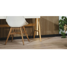 Szene mit Schreibtisch, Stuhl und Wandpaneelen