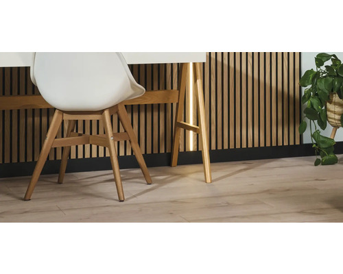 Produktbild 3 (groß) Szene mit Schreibtisch, Stuhl und Wandpaneelen