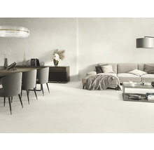 Helles Wohnzimmer mit Fliesenboden in Marmoroptik, Sofa, Esstisch und Beleuchtung