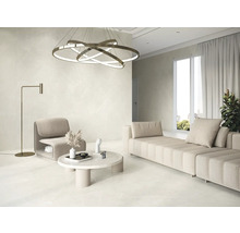 Heller Wohnraum mit Sofa, Sessel, Tisch, Stehlampe und Deckenleuchte