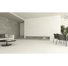 Heller Wohnraum mit Marmorfliesen, Sofa, Tisch und Stühlen