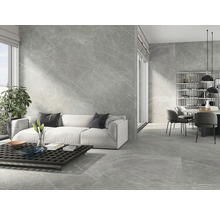 Modernes Wohnzimmer mit grauen Marmorfliesen an Wand und Boden, Sofa und Esstisch