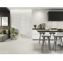 Heller Wohnraum mit Fliesenboden, Sitzgelegenheiten und Küchentheke