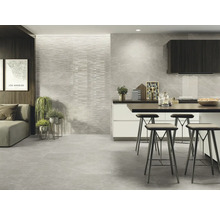 Heller, offener Wohnbereich mit Fliesenboden und angrenzender Küche mit Barhockern