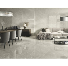 Wohnzimmer mit Bodenfliesen, Esstisch, Stühlen und Sofa