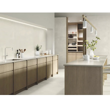 Helle, moderne Küche mit Kücheninsel, Einbauschränken und Beleuchtung