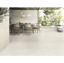 Helle Terrassengestaltung mit Fliesenboden, Esstisch und Gartenblick