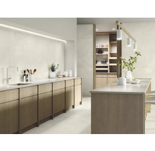 Helle Küche mit Küchenzeile, Kücheninsel und Einbauschränken für einen organisierten Eindruck.