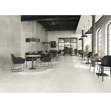 Geräumiges Restaurant mit Tischen, Stühlen und Bodenfliesen.