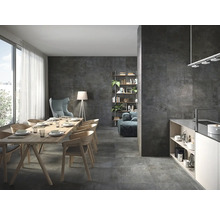 Modernes Wohnzimmer mit Esstisch, Stühlen und grauen Fliesen an Boden und Wand