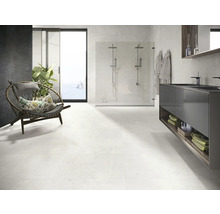 Helles Badezimmer mit Dusche, Waschtisch und Sessel