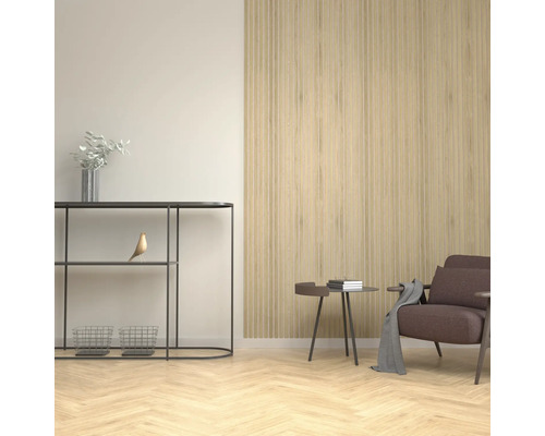 Wohnzimmer mit Konsole, Sessel und Wandpaneelen