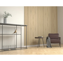 Wohnzimmer mit Konsole, Dekoration, Sessel und Wandpaneelen aus Holz