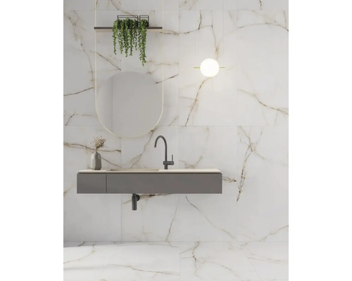 Badezimmer mit Waschbecken, Spiegel, Pflanze und Marmorfliesen