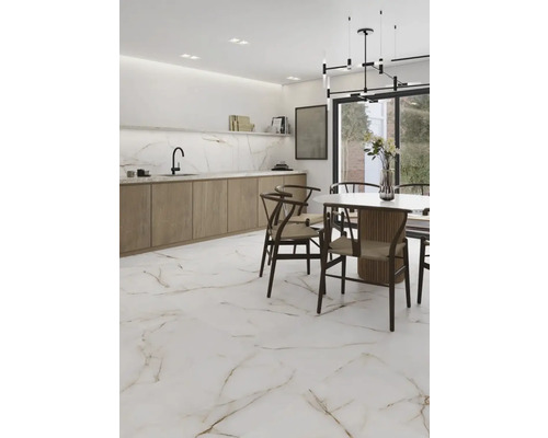 Heller Essbereich mit Marmorboden, Holzküchenzeile und Esstisch mit Stühlen.