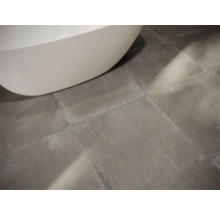 Detailaufnahme einer Badewanne auf Steinzeugfliesen