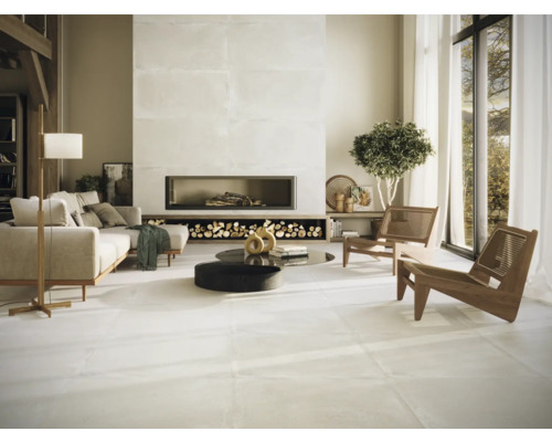 Helles Wohnzimmer mit Sofa, Sesseln und modernem Kamin