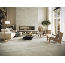 Wohnzimmer mit Sofa, Kamin, Sesseln und großformatigen Fliesen