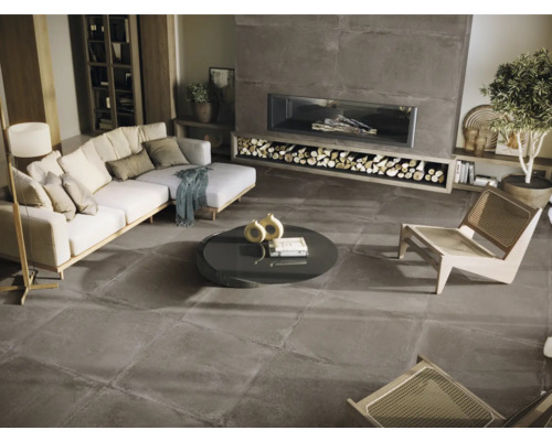 Produktbild 2 (groß) Wohnzimmer mit Sofa, Sesseln, Kamin und Bodenfliesen