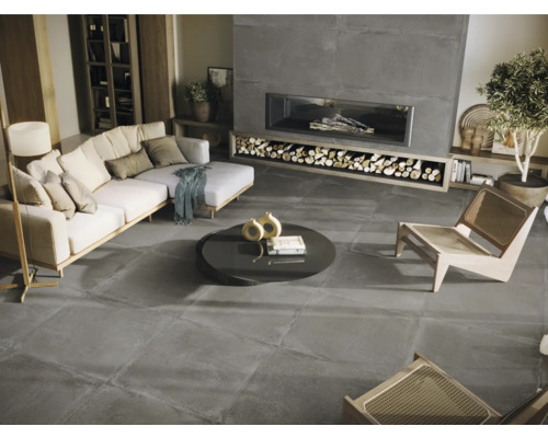 Produktbild 2 (groß) Wohnzimmer mit Fliesenboden, Sofa, Couchtisch und Kamin für ein helles und organisiertes Ambiente.