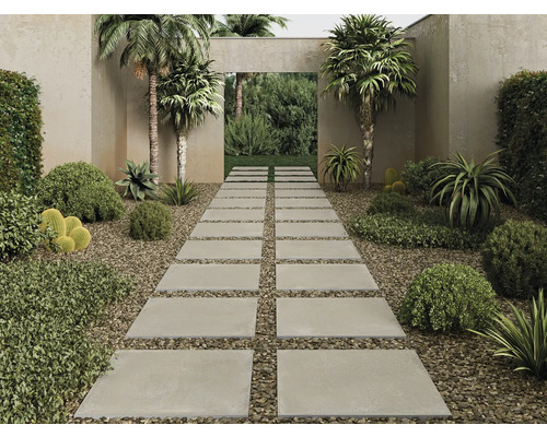 Gartenweg mit Steinplatten und Pflanzen