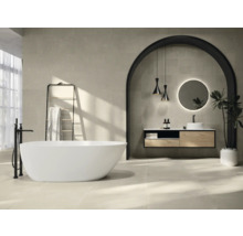 Badezimmer mit freistehender Badewanne, Waschtisch mit Spiegel und Beleuchtung