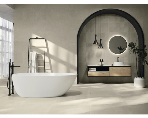 Modernes Badezimmer mit freistehender Badewanne, Waschtisch und Spiegel mit Beleuchtung