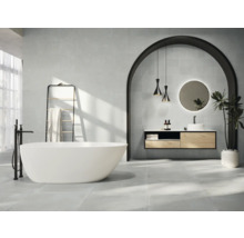 Badezimmer mit freistehender Badewanne, Waschtisch und Dekorationen in heller, freundlicher Atmosphäre