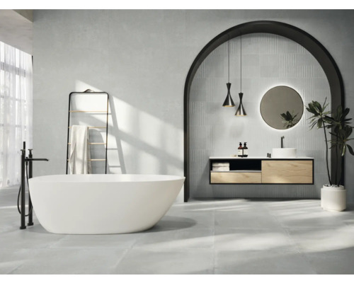 Badezimmer mit freistehender Badewanne, Waschtisch und Dekorationen in heller, freundlicher Atmosphäre
