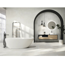 Modernes Badezimmer mit freistehender Badewanne, Waschtisch mit Spiegel und Handtuchhalter