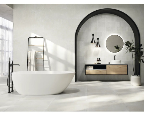 Modernes Badezimmer mit freistehender Badewanne, Waschtisch mit Spiegel und Handtuchhalter