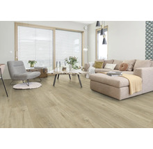 Heller Wohnraum mit Sofa, Sessel und hellem Holzboden