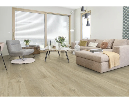 Heller Wohnraum mit Sofa, Sessel und hellem Holzboden