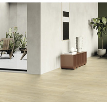 Heller Raum mit Holzboden, Dekoration und Möbeln