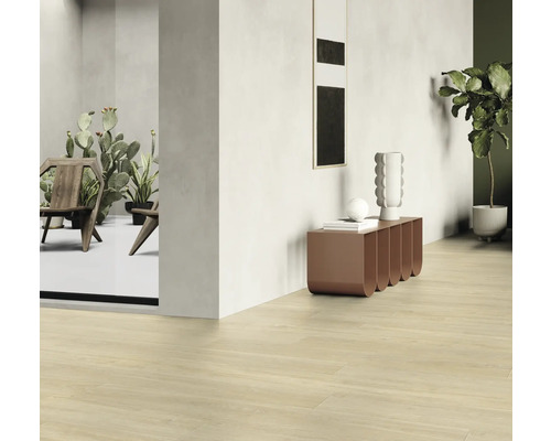 Heller Raum mit Holzboden, Dekoration und Möbeln