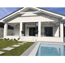 Modernes Haus mit Pool, Terrasse und gepflegtem Garten