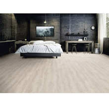 Heller Holzboden in Schlafzimmer mit Bett und Schreibtisch