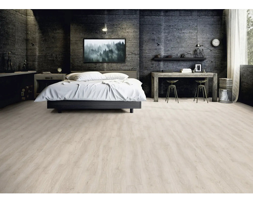 Heller Holzboden in Schlafzimmer mit Bett und Schreibtisch