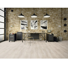 Arbeitszimmer mit Schreibtisch, Stuhl, Regalen, Kreidetafel und Holzboden vor einer Ziegelwand