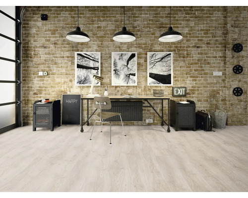 Arbeitszimmer mit Schreibtisch, Stuhl, Regalen, Kreidetafel und Holzboden vor einer Ziegelwand
