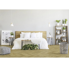 Helles Schlafzimmer mit Doppelbett, Holzregal und dekorativen Elementen für ein gemütliches Ambiente.