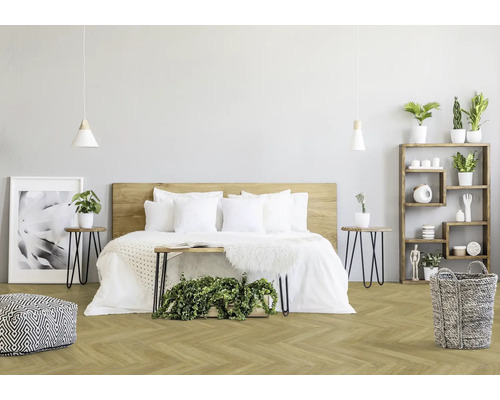 Helles Schlafzimmer mit Doppelbett, Holzregal und dekorativen Elementen für ein gemütliches Ambiente.