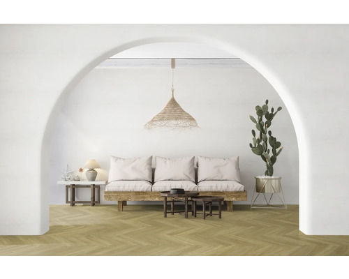 Wohnzimmer mit Sofa, Tisch und Kaktus unter einem Bogen