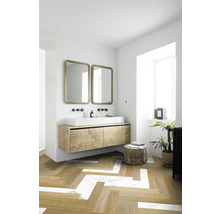 Badezimmer mit Waschtisch, zwei Spiegeln und Pflanzen