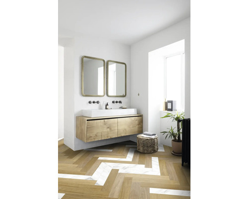 Badezimmer mit Waschtisch, zwei Spiegeln und Pflanzen