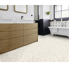 Helles Badezimmer mit Doppelwaschtisch, Badewanne und gesprenkeltem Boden