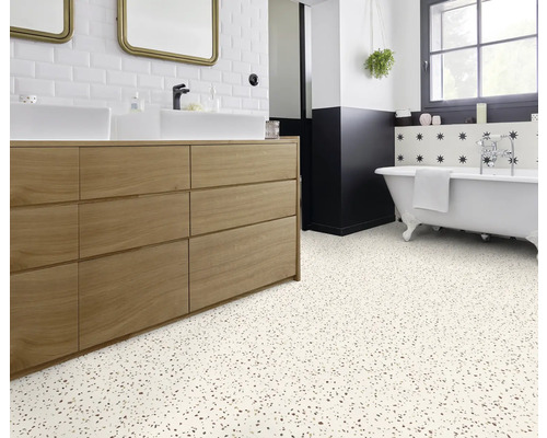 Helles Badezimmer mit Doppelwaschtisch, Badewanne und gesprenkeltem Boden