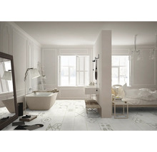 Helles Badezimmer mit freistehender Badewanne, Waschtisch, Spiegel, Leiterregal und gemusterten Bodenfliesen.
